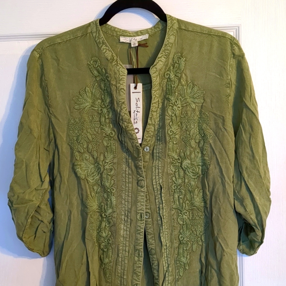 Solitaire, light green embroidered button down top